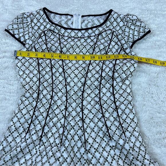 Ye . nice mesh overlay fit and flare dress, size small 155/80a - Picture 5 of 9